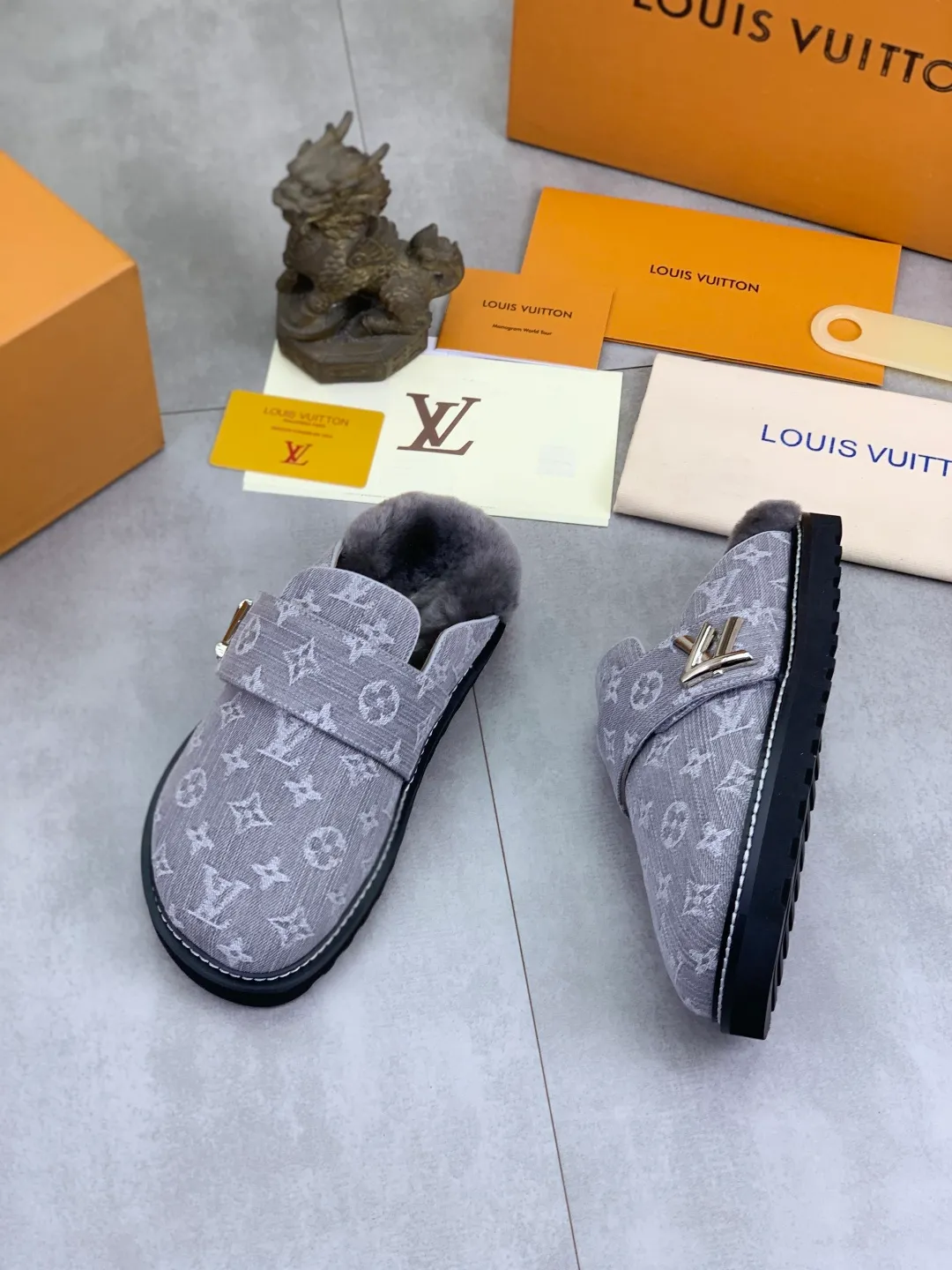 Men's Men's Shoes P480 New Couple Style LV Louis Vuitton L Family Donkey Brand Latest Easy Series Birkenstock Baotou Thick Sole Wool Slippers Sandals Original purchase, development and production This LV Easy sandal is made of suede cow leather, with Monogram pattern to highlight the trendy style. Adjustable straps with illuminated LV letters, flexible insoles and micro outsoles provide a light and comfortable experience. Exquisite packaging at the delivery counter 🛍📦 ▪️Fabric: Original custom imported first-layer cowhide ▪️Inner lining: Original customized warm wool lining ▪️Outsole: Original open-molded rubber foam material ▪️Sole thickness: 4CM ▪️Size: Men and women 35-45